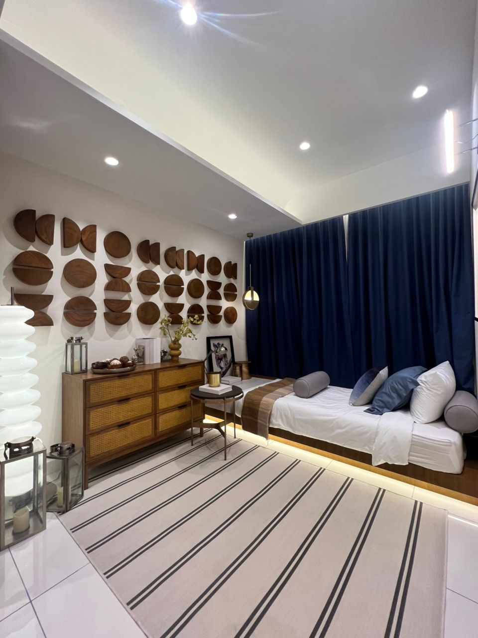 M Zenni Show Unit dining