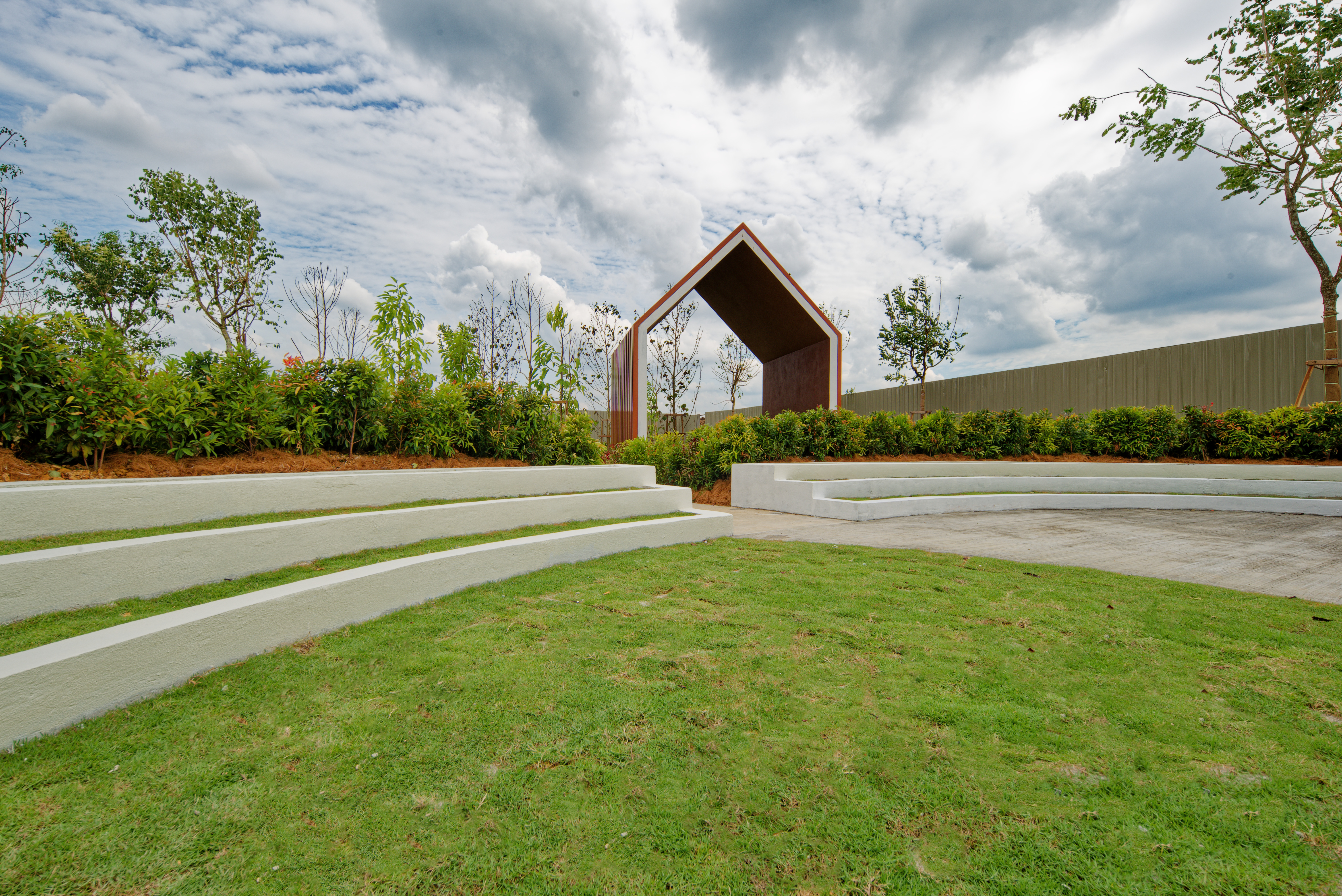 M Legasi Show Unit garden park